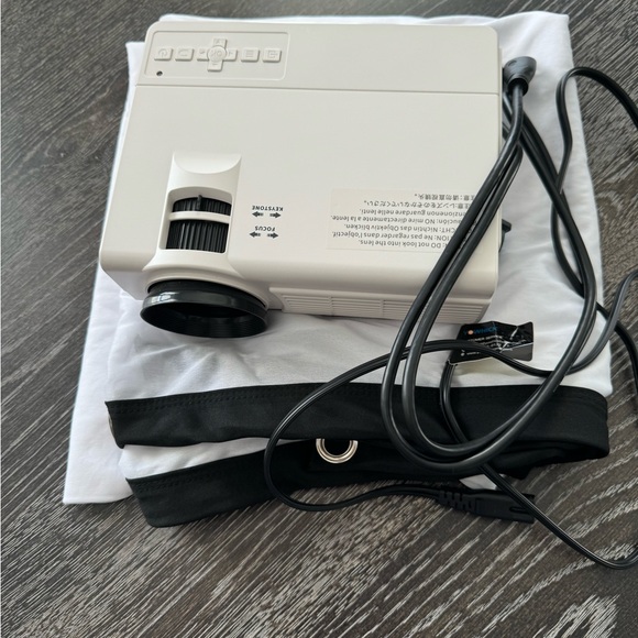 Bluetooth and WiFi projector - Picture 7 of 10